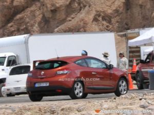 spyshot-2008-renault-megane-coupe-while-take-a-commercial-3